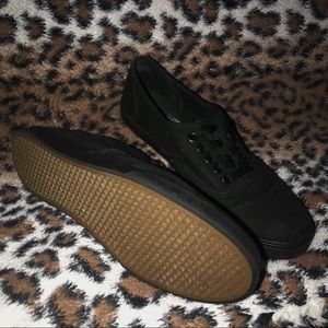 ALL BLACK LOW TOP VANS (Women’s 7) ✨✨✨✨